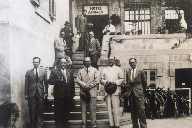 מלון בוטיק קולוני חיפה - תמונה הסטורית כניסה למלון